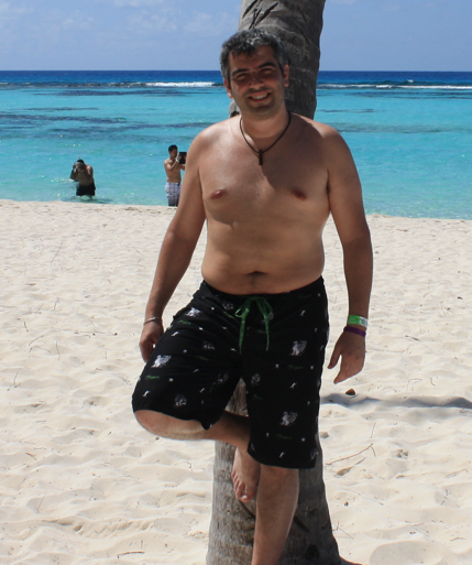 Sergio junto a una palmera, en su primer viaje al Caribe en 2014.