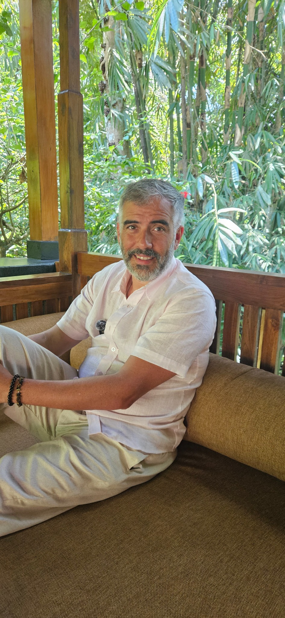 Sergio sonriendo, sentado entre bambúes en Bali, en septiembre de 2025.