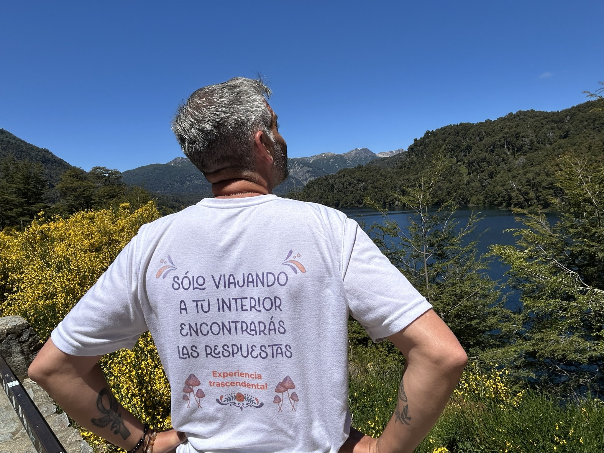 Sergio de espaldas, mirando un lago entre montañas.