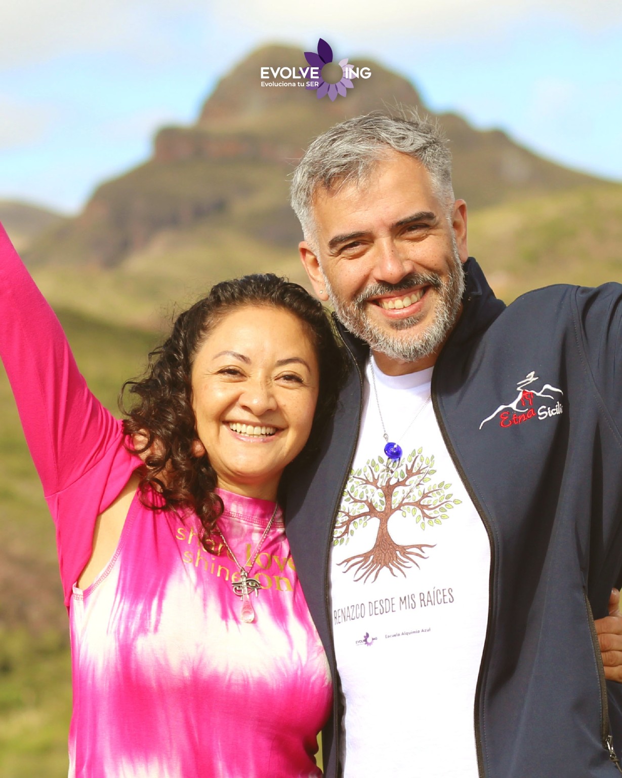 Yolanda y Sergio sonriendo al aire libre, en una fotografía con la identidad de Evollving.